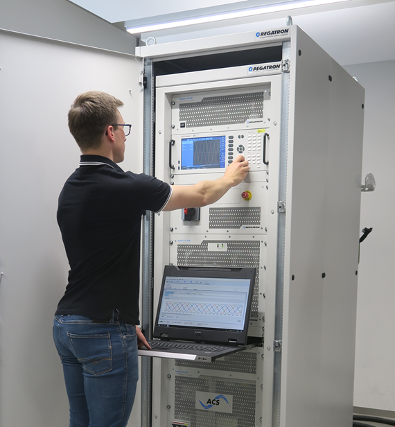 Prüfingenieur am Regatron IEC EN 61000-43 und IEC EN 61000-4 Testsystem